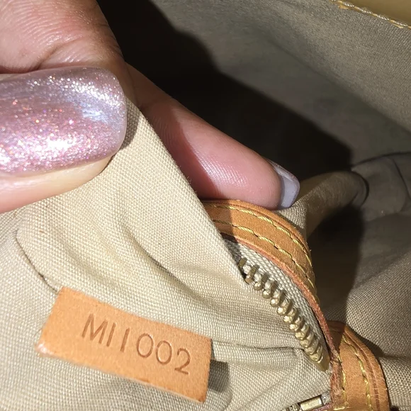 Louis Vuitton Monogram Vernis Handbag - Picture 12 of 16